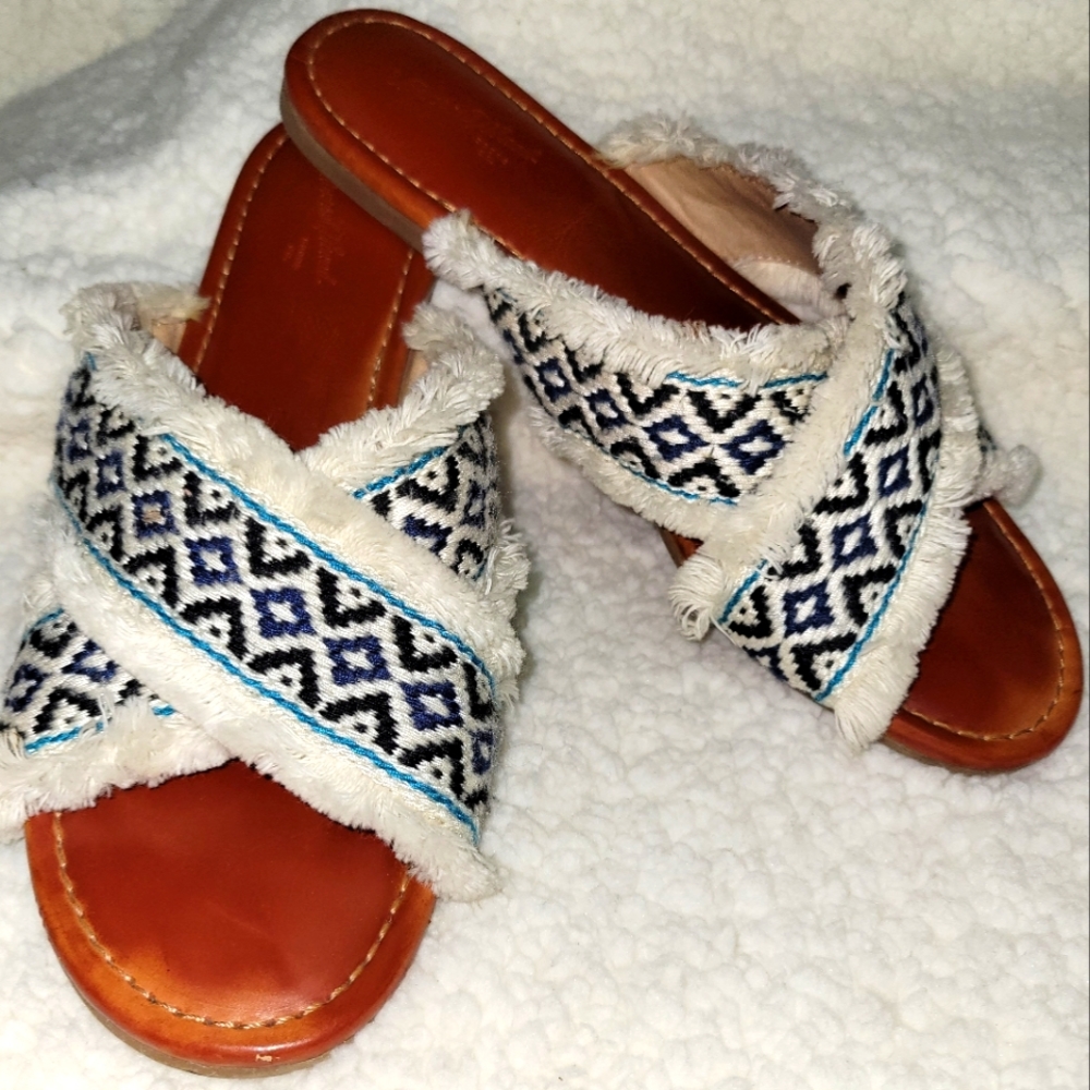 SOLD!!!!!GUC Universal Thread women's sandals. Size 7